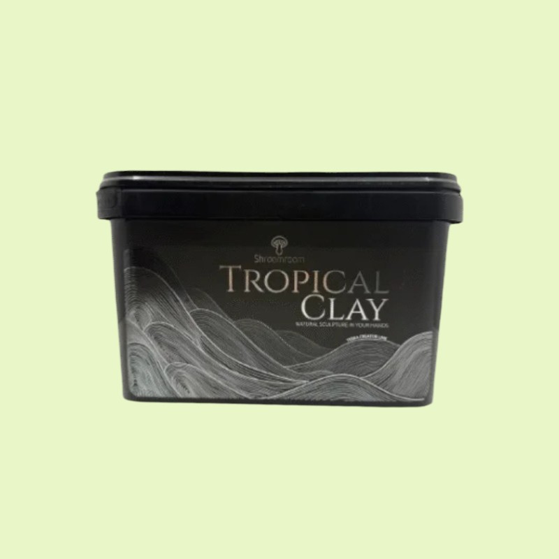 Paquet de 3kg d'argile noire TropicalClay à modeler avec des motifs graphiques.